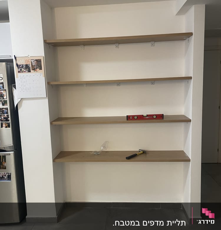 מדף עץ עם פלס, פטיש וברגים